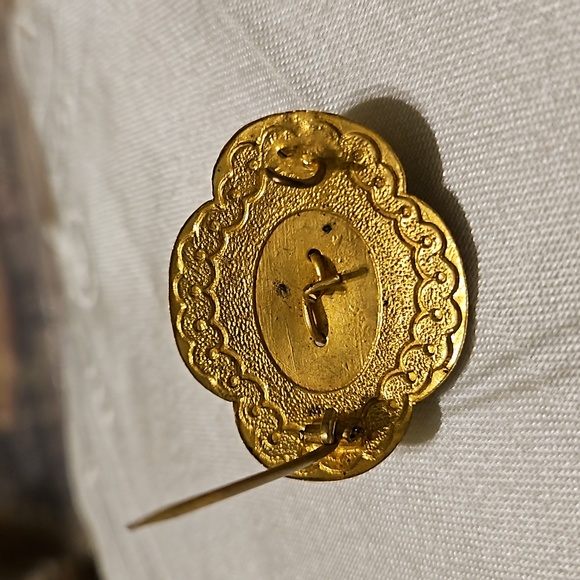 1960s Renaissance Revival Brooch Green Rhinestone Die Cut Brass - Picture 5 of 7